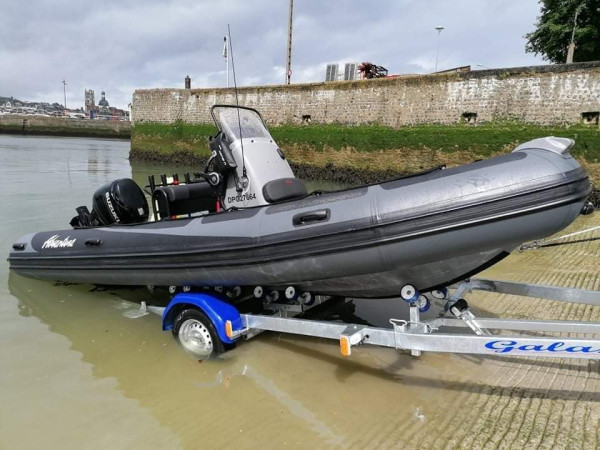 Semi rigide adventure vesta 585 à vendre